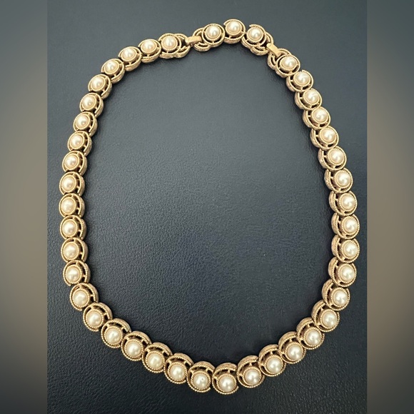 Vtg Crown Trifari Demi Parure Pearls Gold Tone Snowflake necklace and Brooch set - Picture 4 of 9